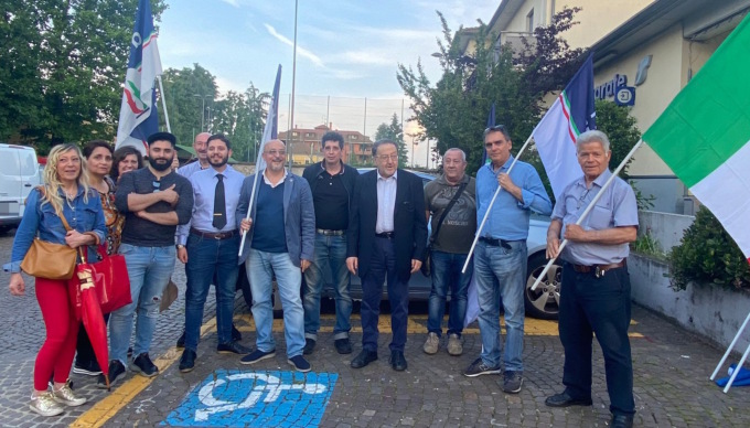 Flash mob di Fratelli d’Italia: “Non c’è sicurezza in stazione”
