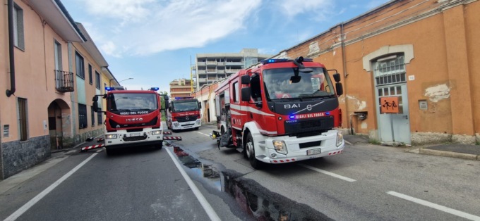 Tetto della ditta in fiamme