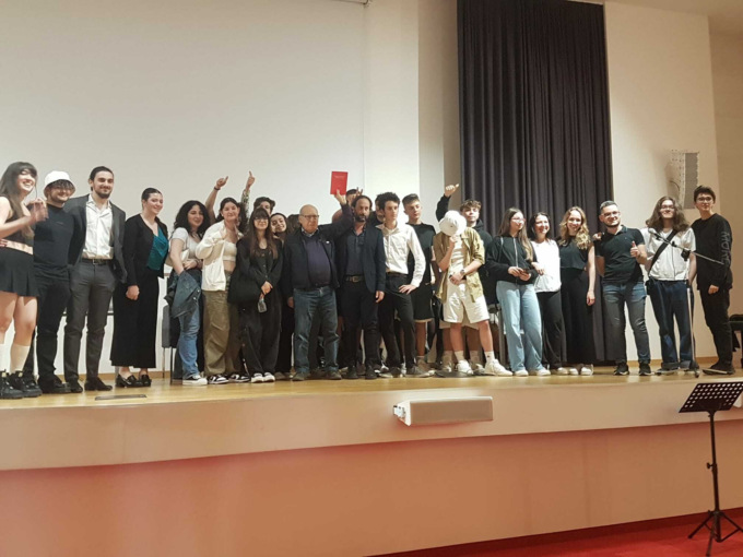 Gli studenti abbracciano Salvatore Borsellino