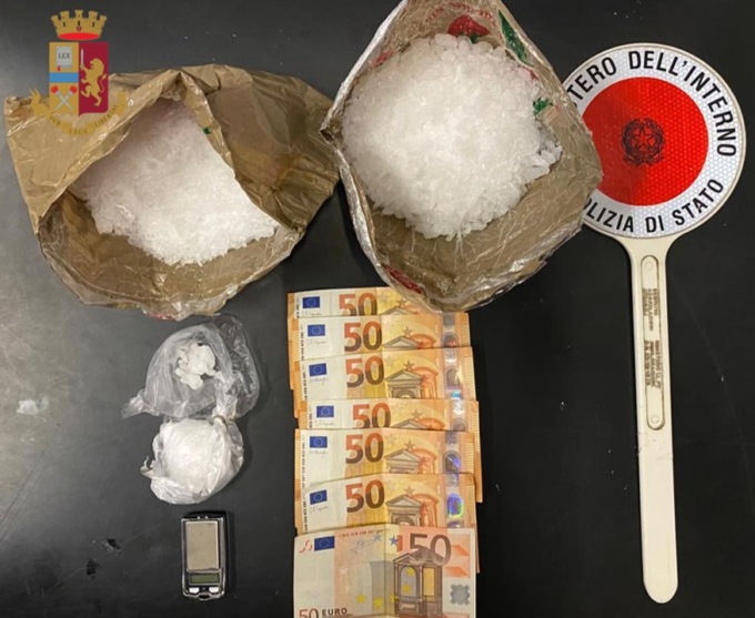 Borseggi e spaccio: cinque arresti da parte della Polizia