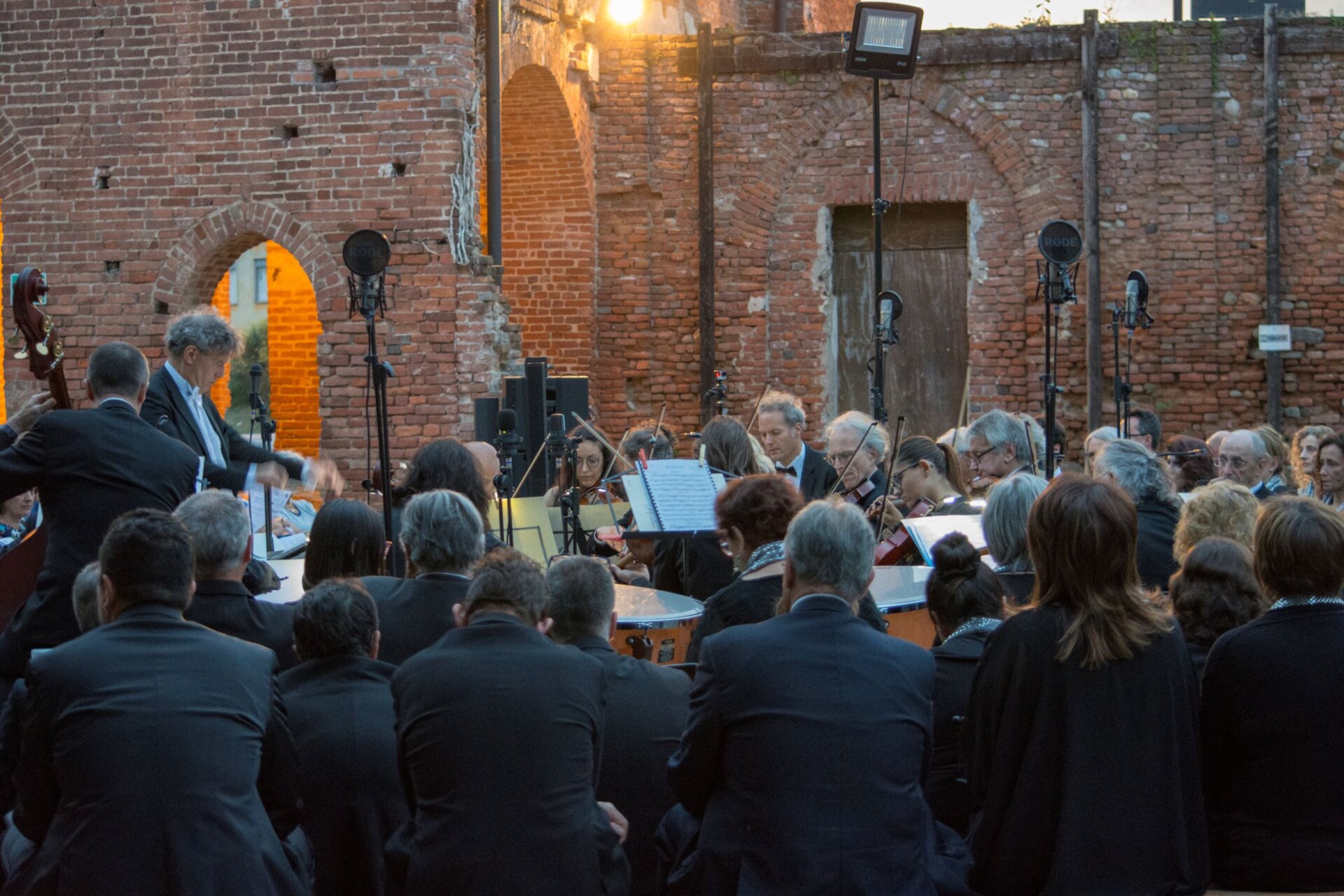 Dante in musica accompagnati dal Coro e Orchestra Amadeus nel castello di Legnano (11r)