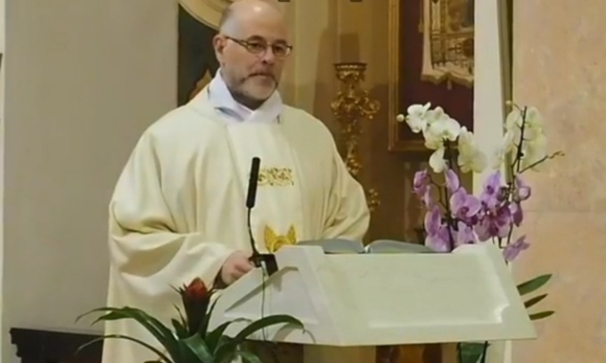 Il testimone spirituale della città passa da don Maurizio Pessina a don Alessandro Chiesa
