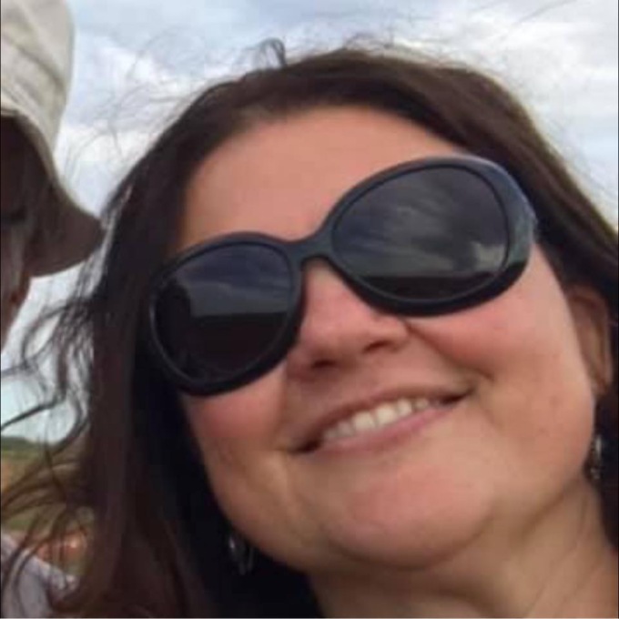 La professoressa abbraccia lo studente che l’aveva accoltellata