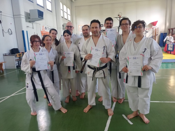 Shorei Shobukan: cintura nera per sei karateka