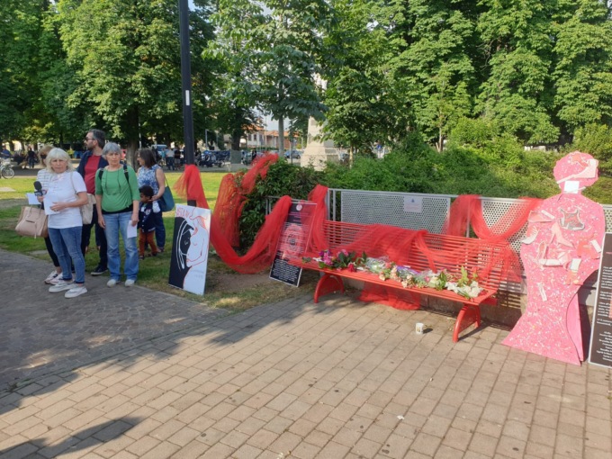 Fiori per ricordare Giulia Tramontano e tutte le vittime di femminicidio