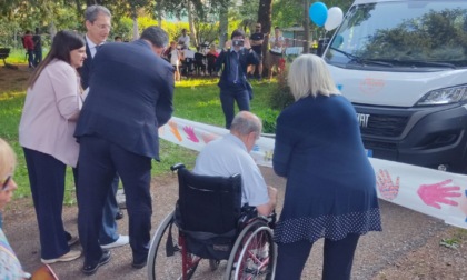 Inaugurato il pulmino per le vacanze degli ospiti della residenza La sequoia