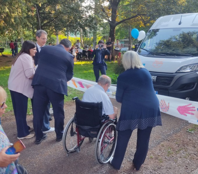 Inaugurato il pulmino per le vacanze degli ospiti della residenza La sequoia