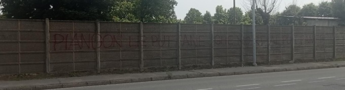 Scritte volgari contro Berlusconi sui muri dell’oratorio