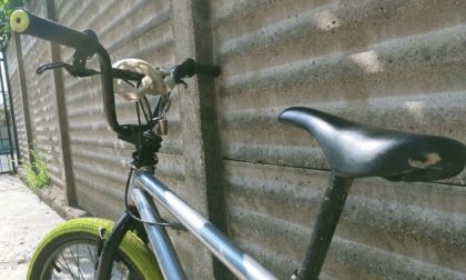 Travolto da un ciclista mentre era in gita con l'oratorio: l'uomo non si ferma e prosegue la sua corsa