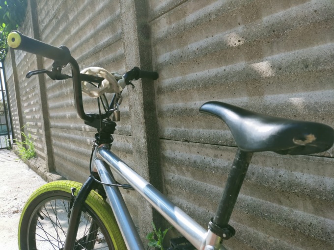 Travolto da un ciclista mentre era in gita con l’oratorio: l’uomo non si ferma e prosegue la sua corsa