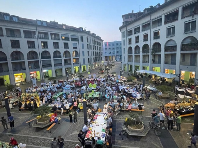 Cena conviviale, in 700 bollatesi hanno mangiato in piazza