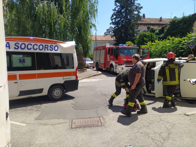 Si ribalta col furgoncino, in ospedale