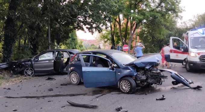 Mancata precedenza alla rotonda: grave una famiglia con bambini piccoli