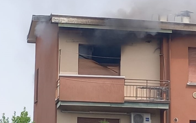 Appartamento in fiamme, arrivano i pompieri