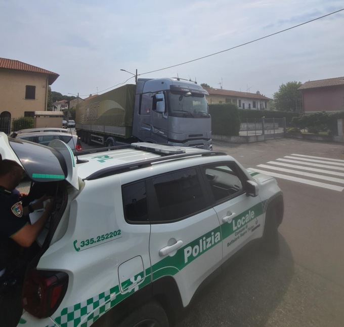 Alla guida da 18 ore, multa da 2mila euro per un camionista