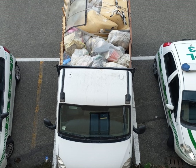 Sequestrato un autocarro carico di rifiuti illegali