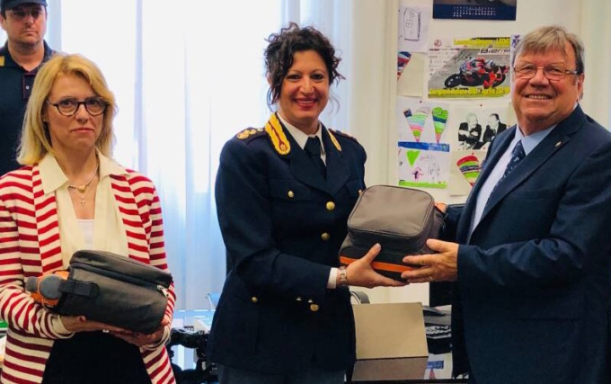 Poliziotti pronti a salvare la vita col defibrillatore