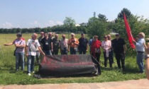 Un drappo nero al Parco Europa per dire no all'invio di armi all'Ucraina