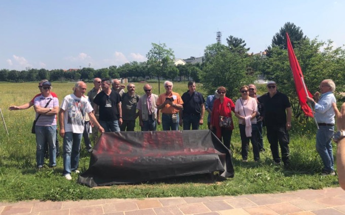 Un drappo nero al Parco Europa per dire no all’invio di armi all’Ucraina