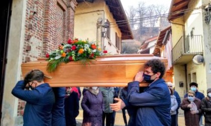 Troppo caldo i sacerdoti chiedono al Comune di anticipare i funerali dalle 14 alle 11.15