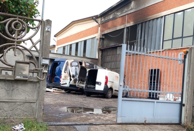Tre furgoni in fiamme nella notte