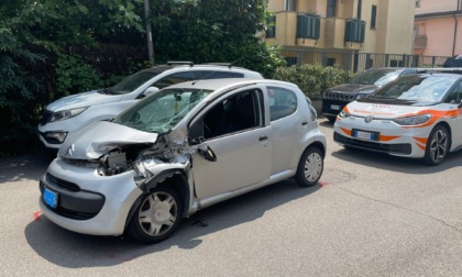 Furgone contro un'auto: 66enne finisce in ospedale