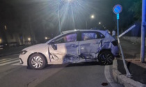 Incidente tra 3 auto, una si ribalta lungo la strada: 5 feriti