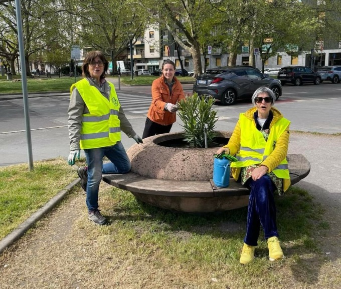 I volontari e i ragazzi dell’Anffas fanno fiorire piazzetta Tenconi