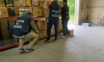 Articoli per la casa spacciati per italiani: scoperto un deposito pieno di oggetti contraffatti