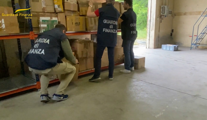 Articoli per la casa spacciati per italiani: scoperto un deposito pieno di oggetti contraffatti