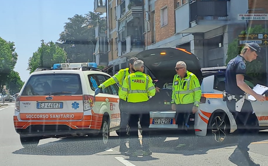 cerro precipitata ragazza 33 anni via turati ambulanza croce rossa automedica carabinieri polizia locale