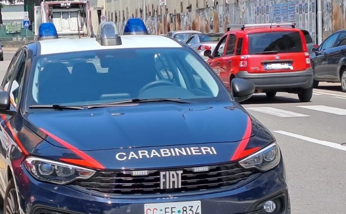 cerro precipitata ragazza 33 anni via turati ambulanza croce rossa automedica carabinieri polizia locale