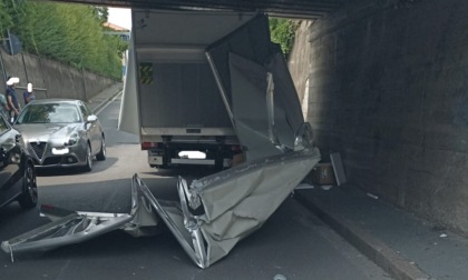 Due furgoni incastrati nel sottopasso in una sola mattinata