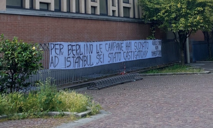 Striscione contro gli interisti appare fuori dalla chiesa