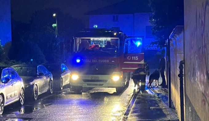 A fuoco un’auto nel cortile di un’azienda