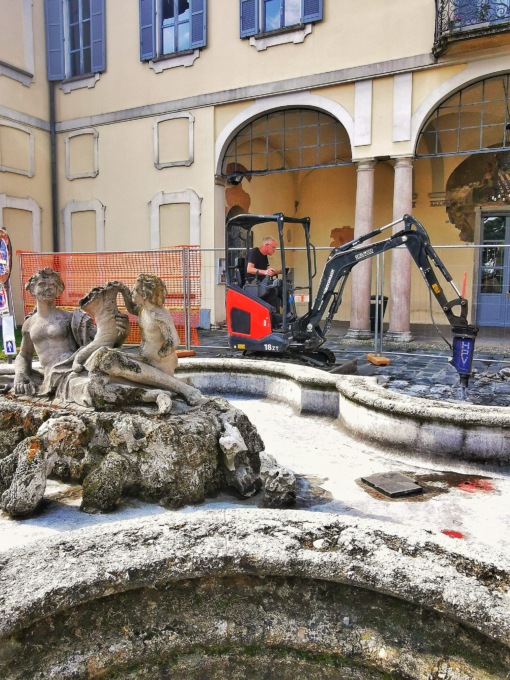 Iniziati i lavori per sistemare la fontana di Villa Burba