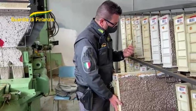 Chiuso un laboratorio per la produzione di sigarette di contrabbando