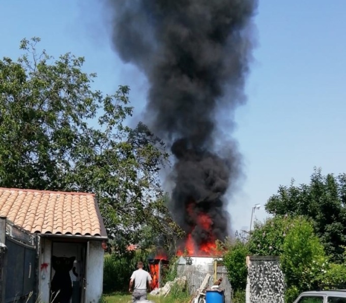 Incendio in cascina: arrivano i soccorsi