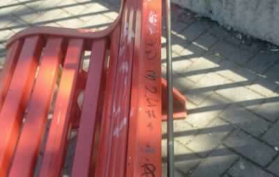 Vandali in azione: nel mirino la panchina rossa
