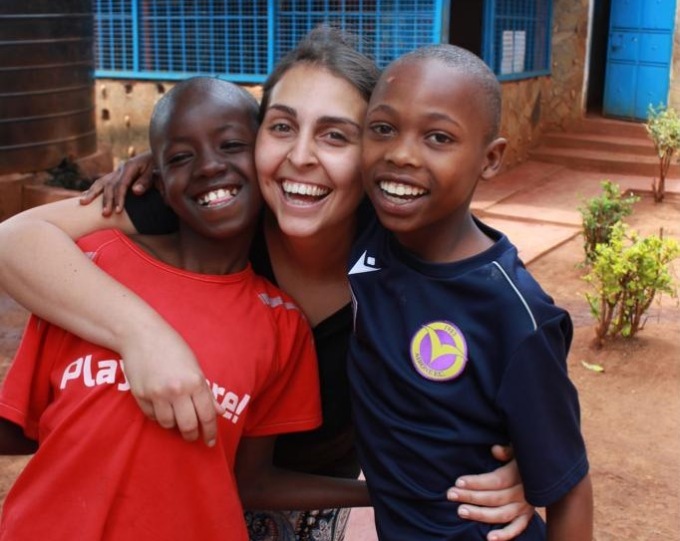 A 22 anni in Africa per aiutare i bambini