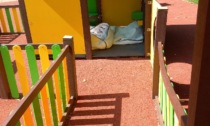 Dorme al parco nella casetta giochi dei bambini: Polemica a Pero