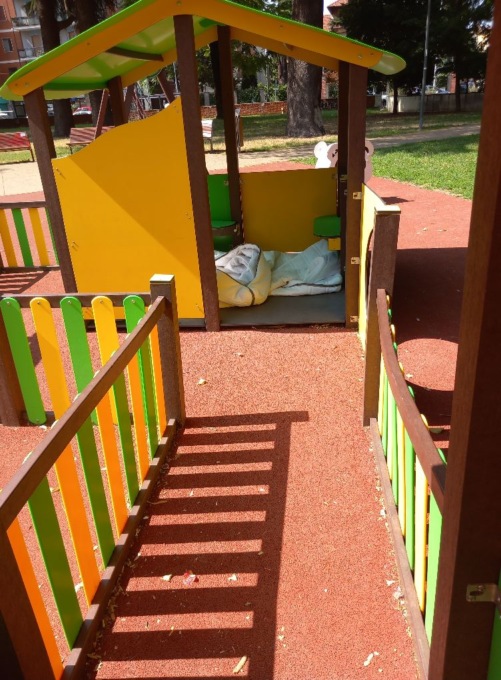 Dorme al parco nella casetta giochi dei bambini: Polemica a Pero
