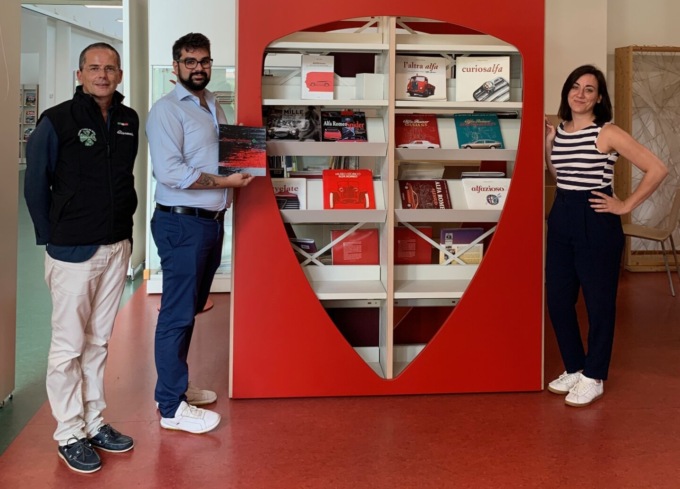 Alfa Romeo: donato al sindaco di Arese una copia di “Passione italiana”