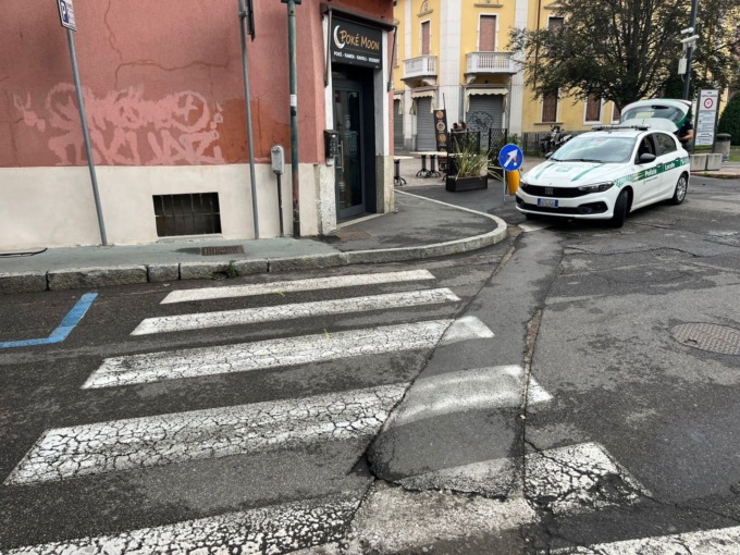 Sessantenne investita sulle strisce pedonali e sbalzata di due metri