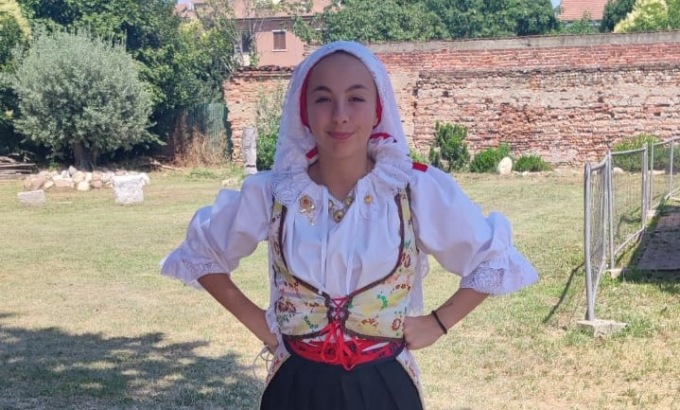 Fiona va all’esame di terza media con l’abito tradizionale sardo