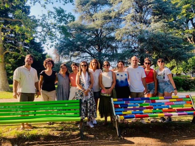 Panchine di tutti i colori al Parco dei diritti
