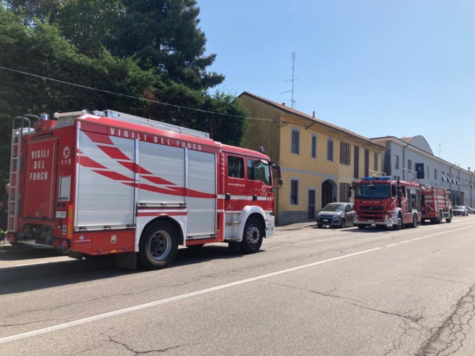 Fiamme da un box, arrivano i Vigili del Fuoco