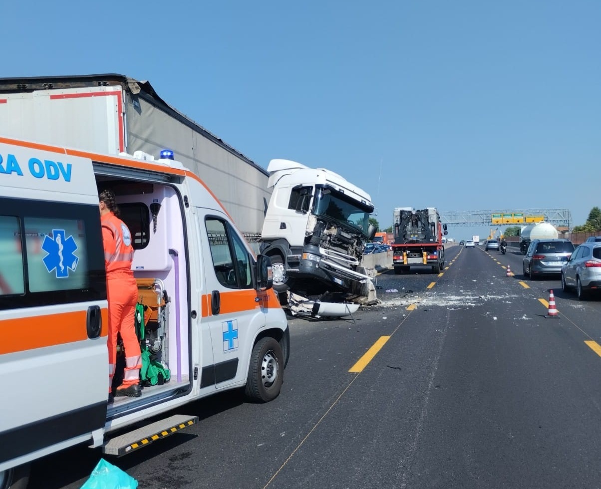 Grave Incidente Lungo La A8: Autostrada Chiusa E Code Chilometriche ...