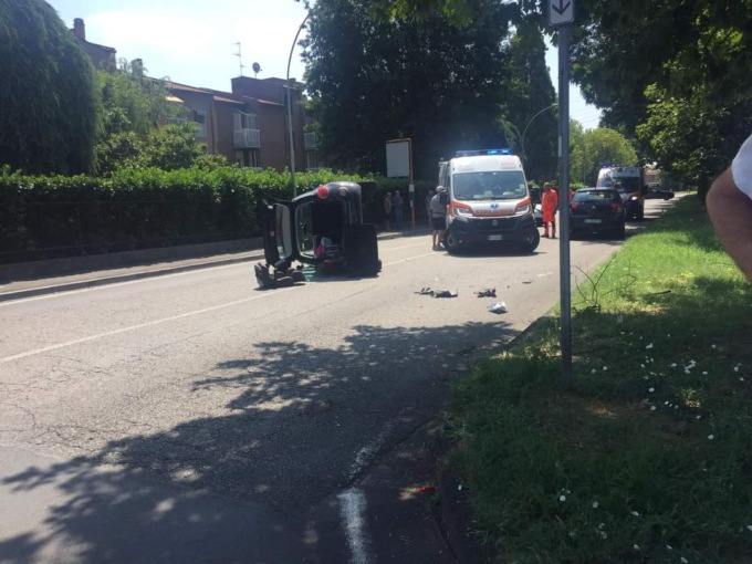 Ribaltamento in auto, coinvolte tre persone
