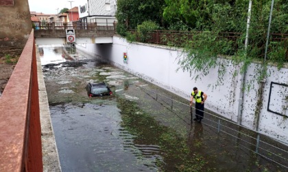 Auto bloccata nel sottopasso: il conducente riesce a scappare